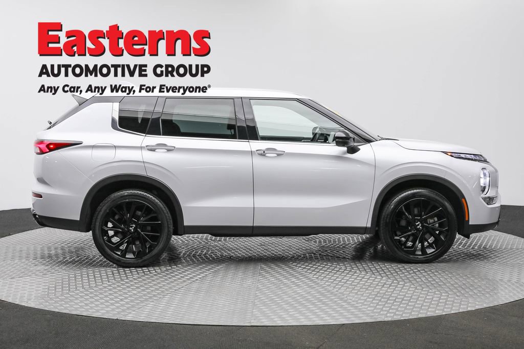 Used 2023 Mitsubishi Outlander SE image 4