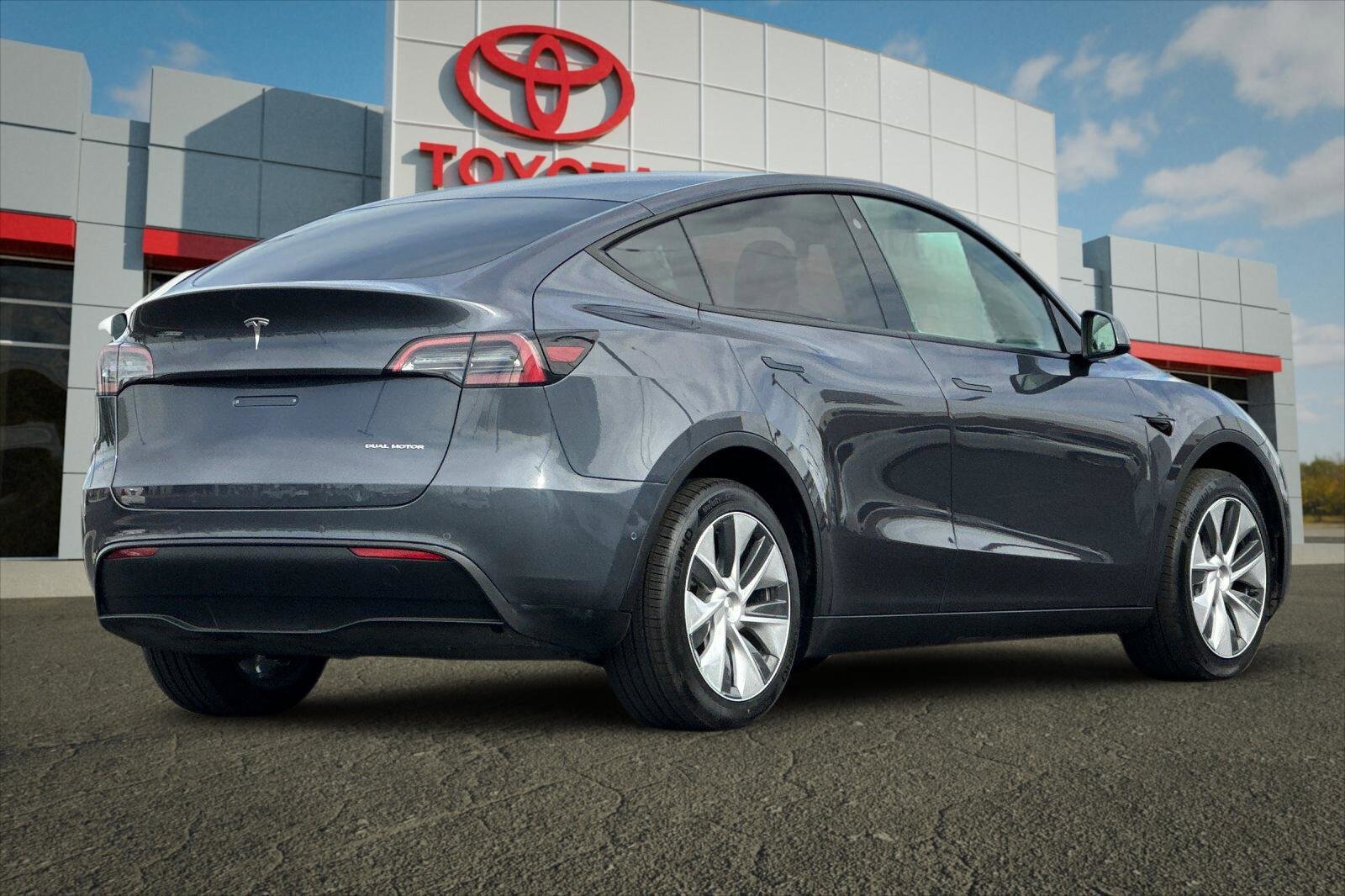 Used 2022 Tesla Model Y Long Range AWD/4WD image 3