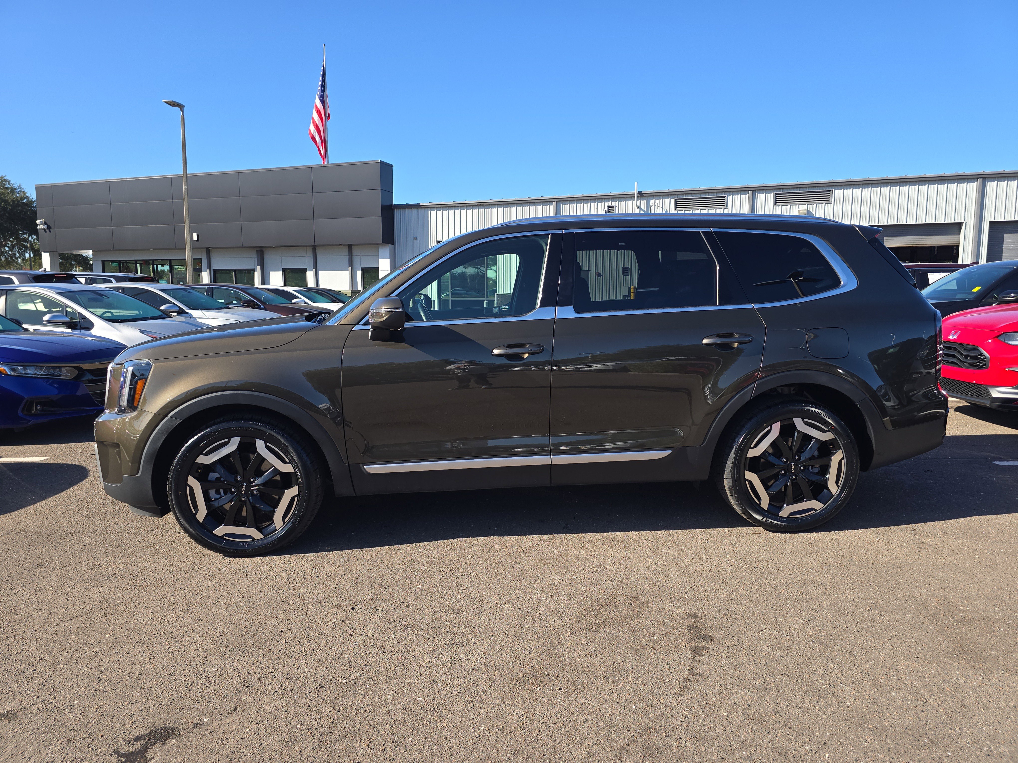 Certified 2023 Kia Telluride EX w/ EX Captain's Chair Package image 5