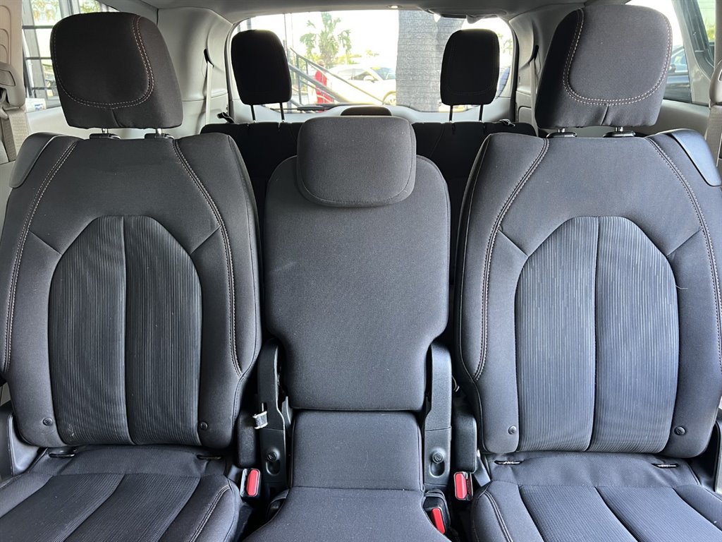 Used 2018 Chrysler Pacifica Touring Plus w/ Tire & Wheel Group FWD image 12