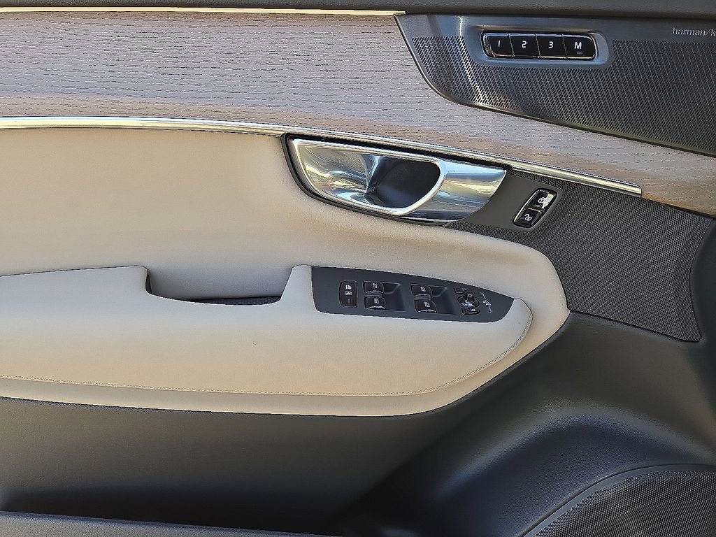 New 2026 Volvo XC90 B6 Plus w/ Protection Package Premier image 19