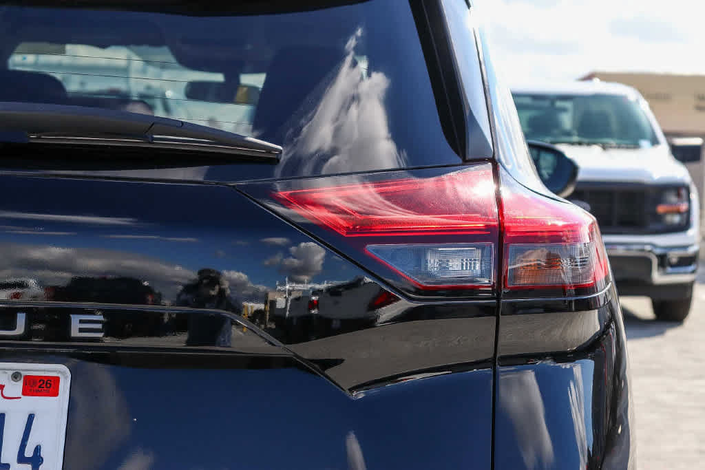 Used 2026 Nissan Rogue SV FWD image 9