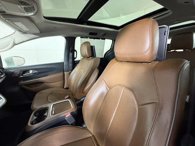 Used 2018 Chrysler Pacifica Limited w/ Tire & Wheel Group FWD image 5