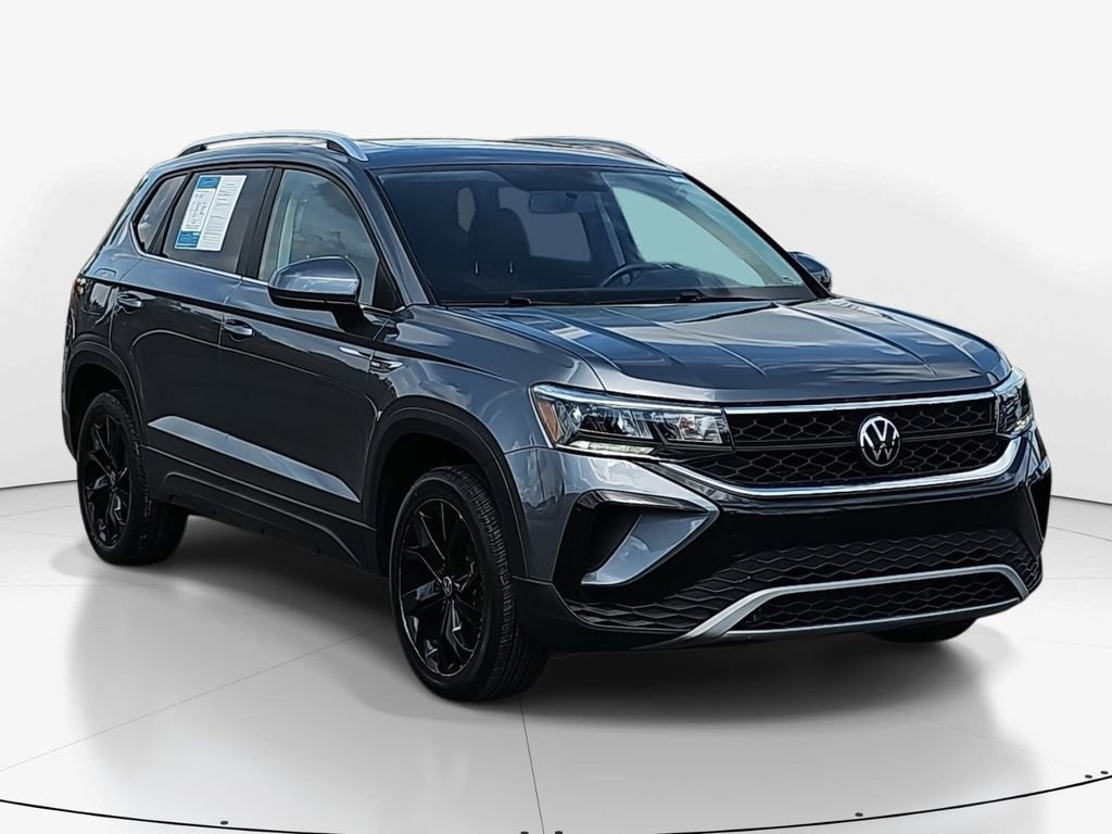 Used 2022 Volkswagen Taos SE w/ Panoramic Sunroof Package image 2