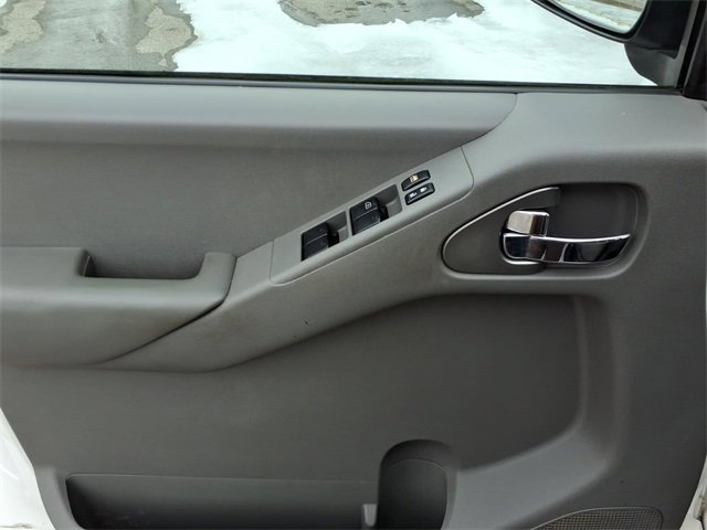 Used 2012 Nissan Frontier SV image 3