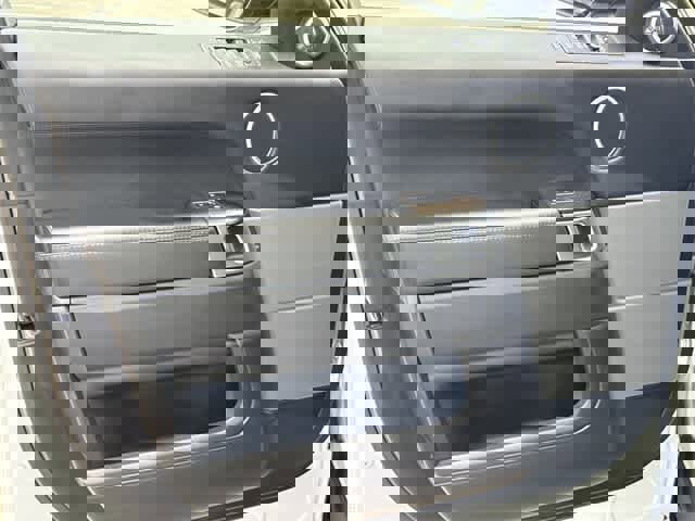 Used 2017 Land Rover Range Rover Sport SE image 8