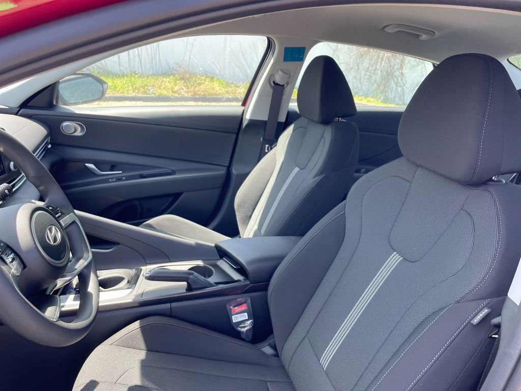 Certified 2025 Hyundai Elantra SE image 38