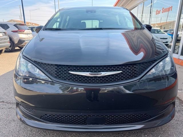 Used 2023 Chrysler Voyager LX image 3