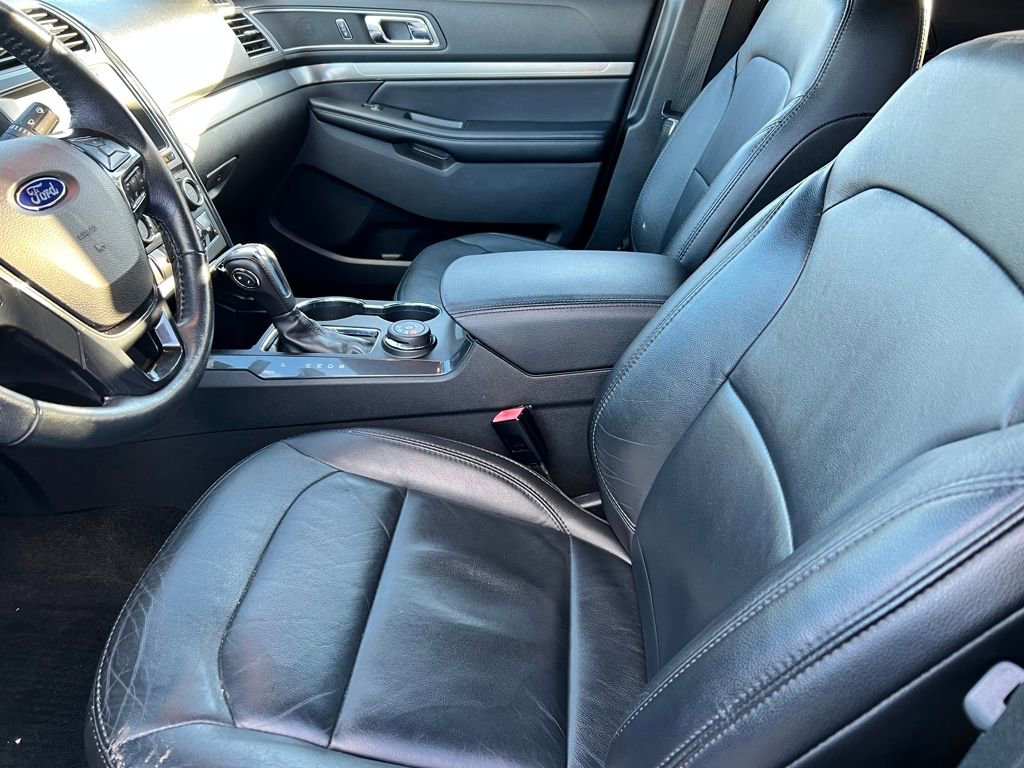 Used 2018 Ford Explorer XLT w/ Equipment Group 202A image 9