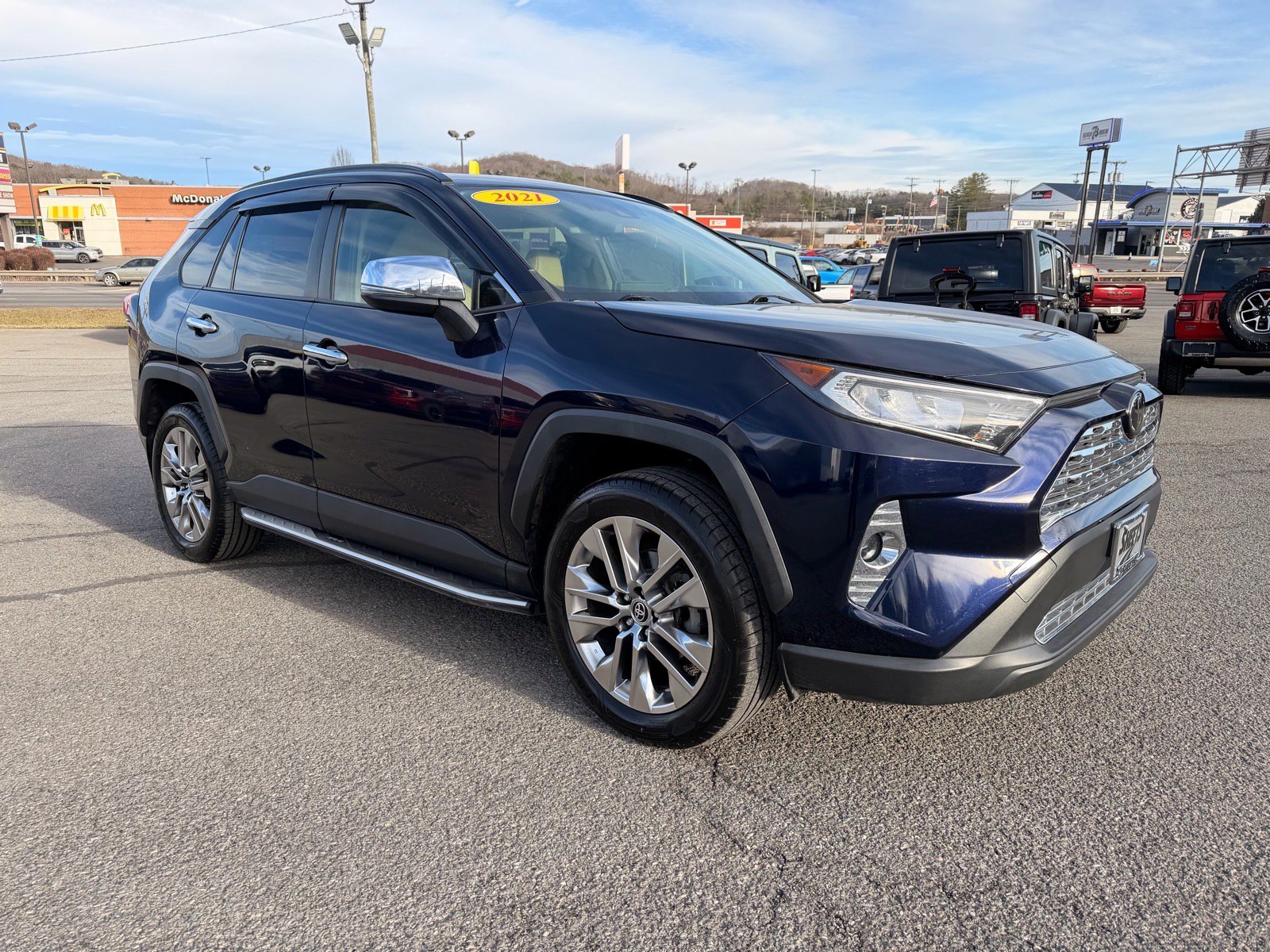 Used 2021 Toyota RAV4 XLE Premium image 9