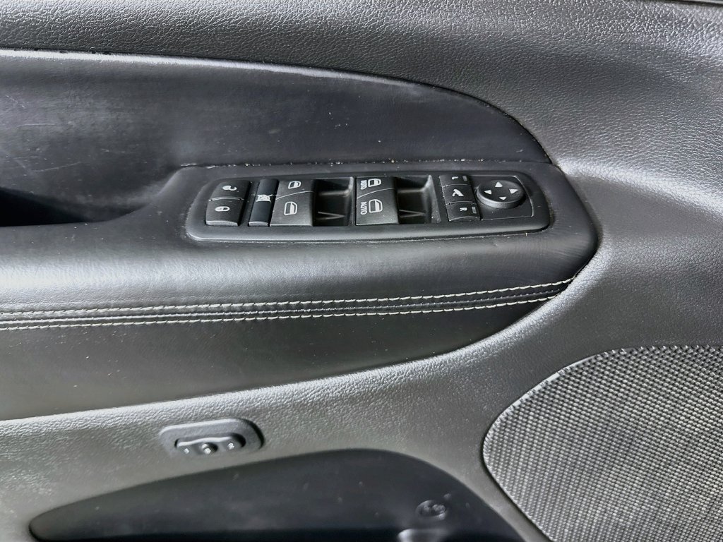Used 2015 Jeep Grand Cherokee Overland w/ Advanced Technology Group AWD/4WD image 23