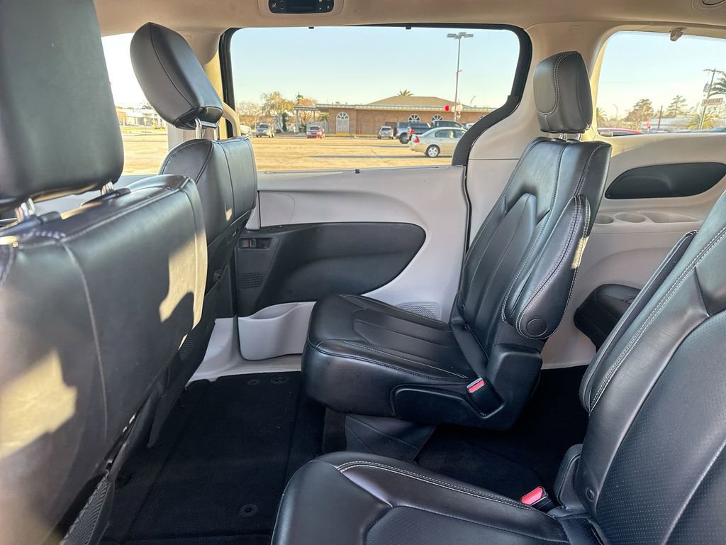Used 2023 Chrysler Pacifica Touring-L image 29