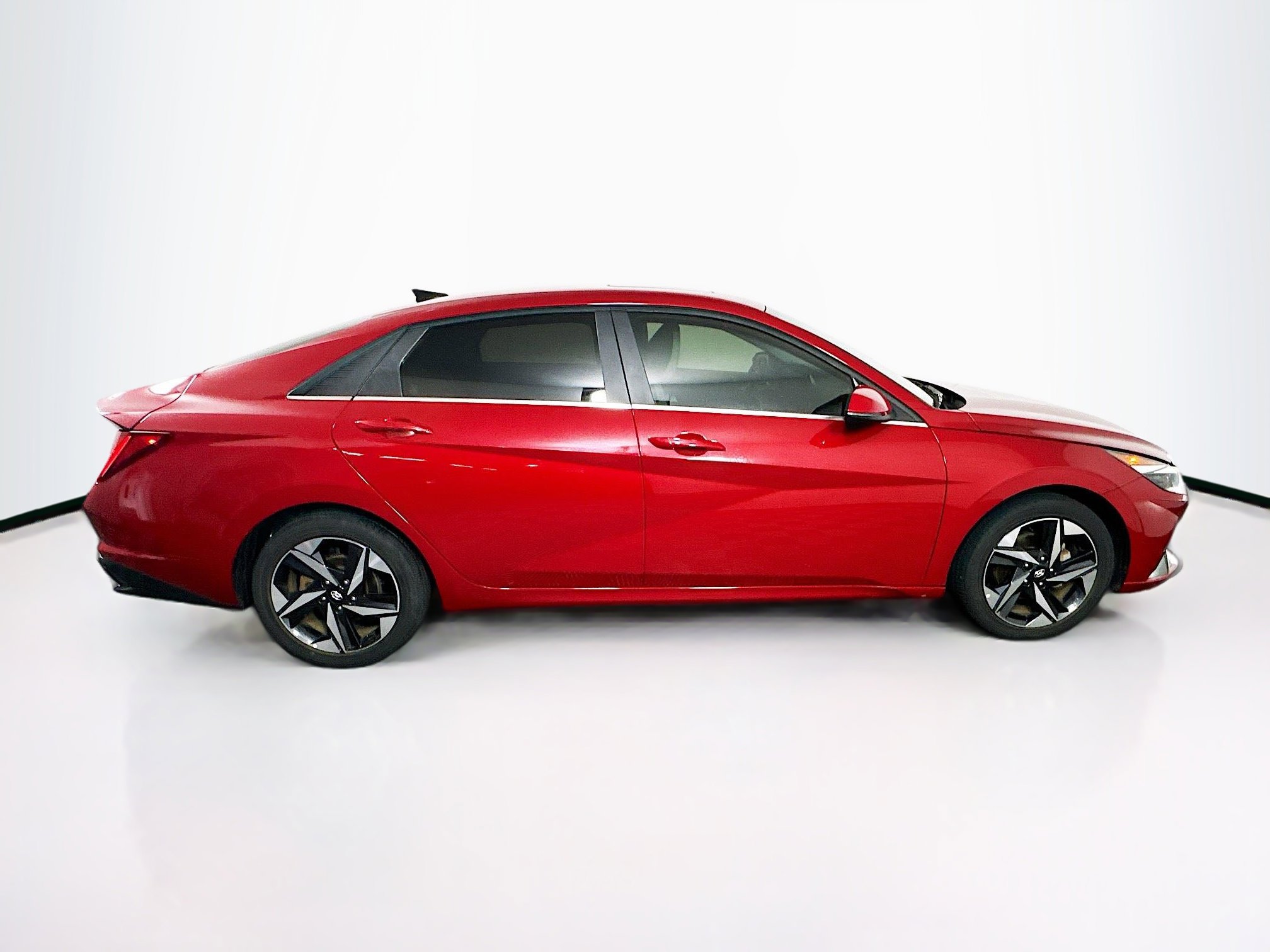 Used 2023 Hyundai Elantra Limited w/ Preferred Accessory Package image 10