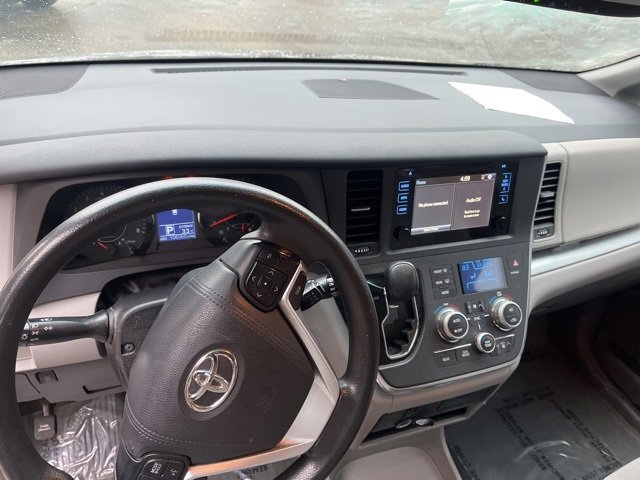 Used 2015 Toyota Sienna LE image 31