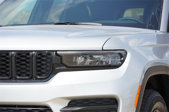 New 2025 Jeep Grand Cherokee Altitude image 4