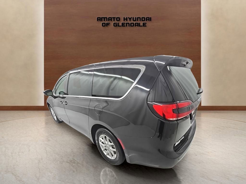 Used 2024 Chrysler Pacifica Touring-L image 4