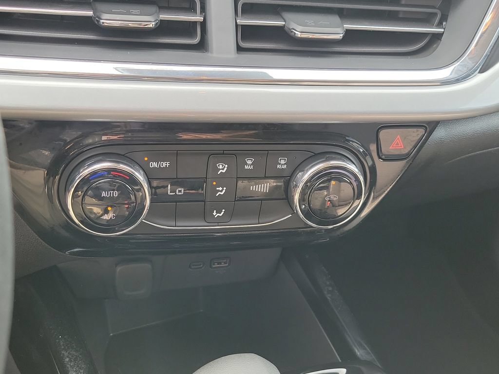 Used 2025 Chevrolet Trax LT FWD image 33