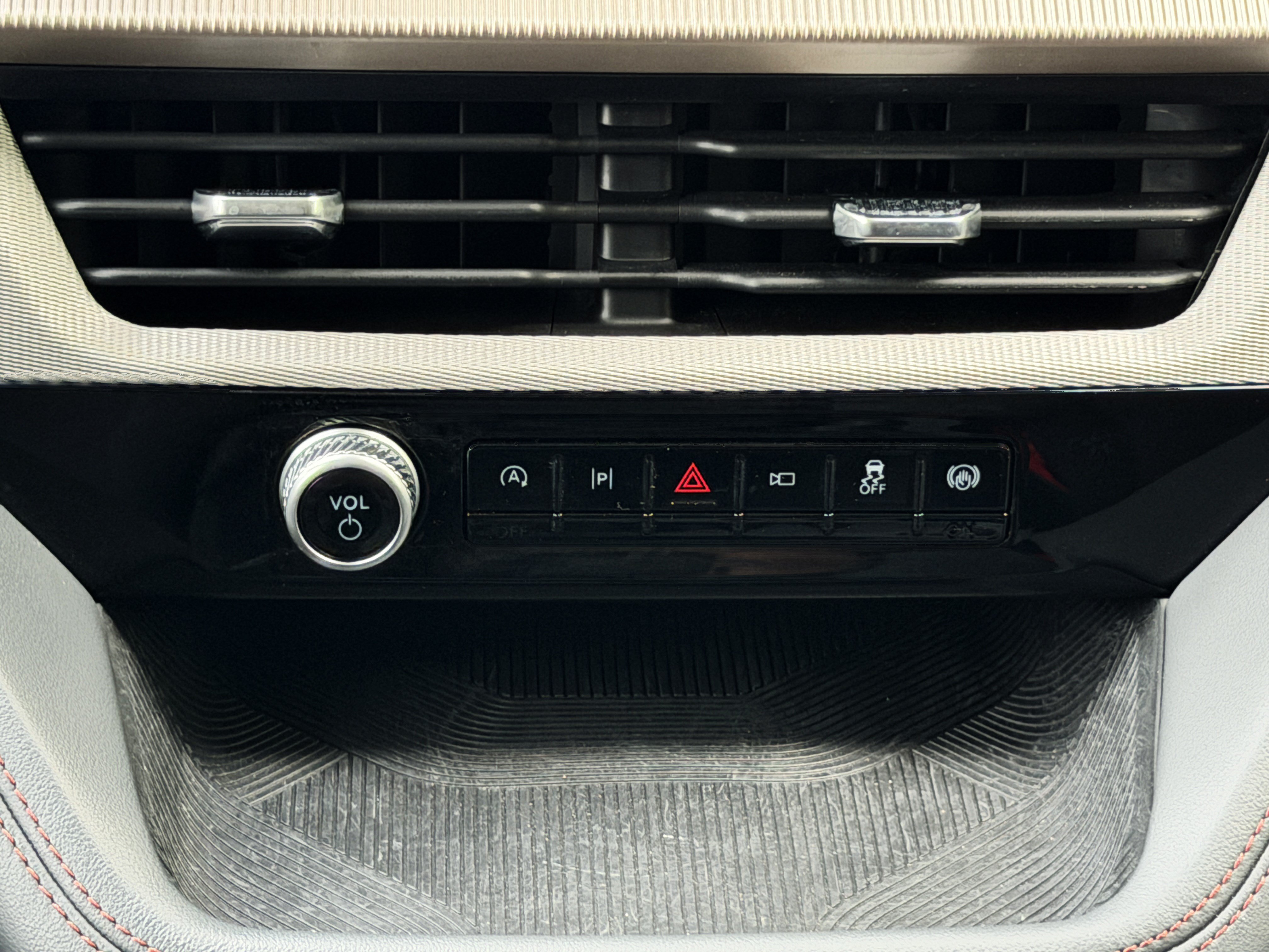 Used 2025 Ford Explorer Active RWD image 26