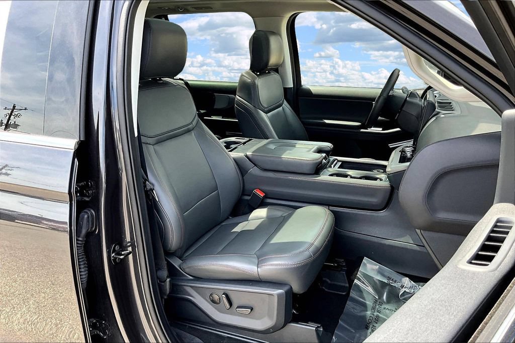 Used 2025 Ford Expedition Active AWD/4WD image 32