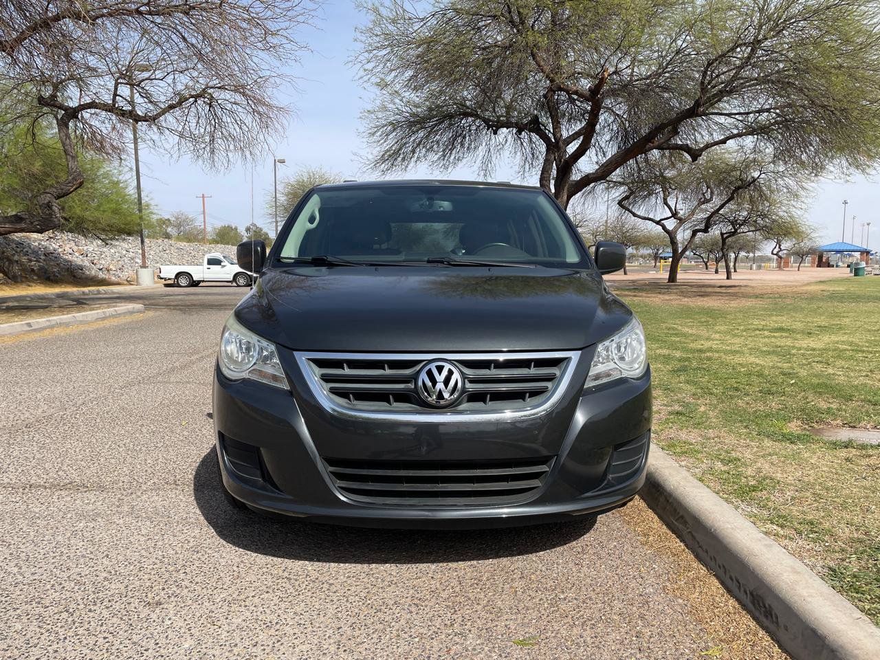 Used 2012 Volkswagen Routan SEL FWD image 8