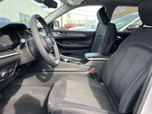 Used 2023 Jeep Grand Cherokee Laredo image 14