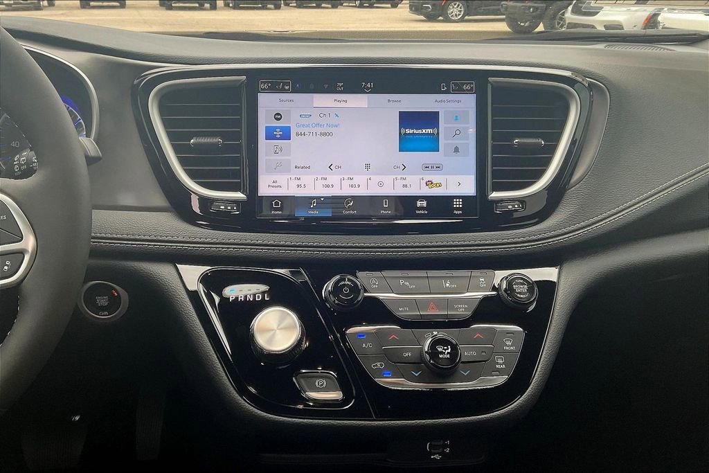 New 2026 Chrysler Pacifica Select image 25
