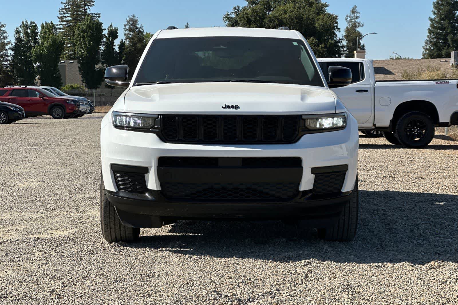 Used 2024 Jeep Grand Cherokee L Laredo RWD image 11