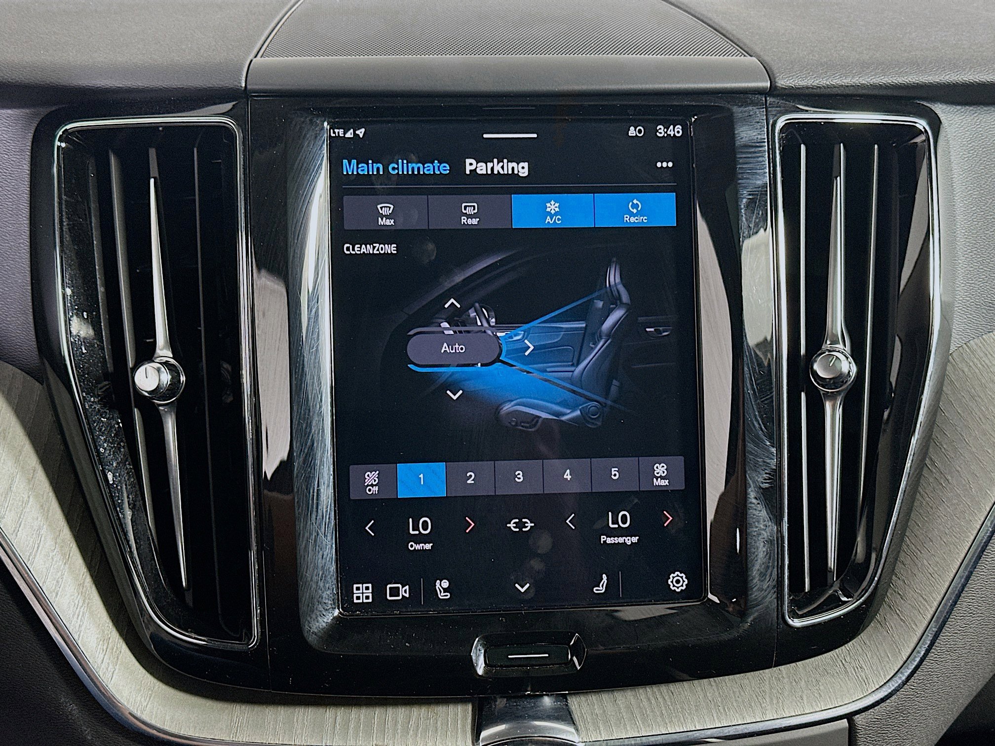 Used 2025 Volvo XC60 B5 Plus w/ Climate Package image 24