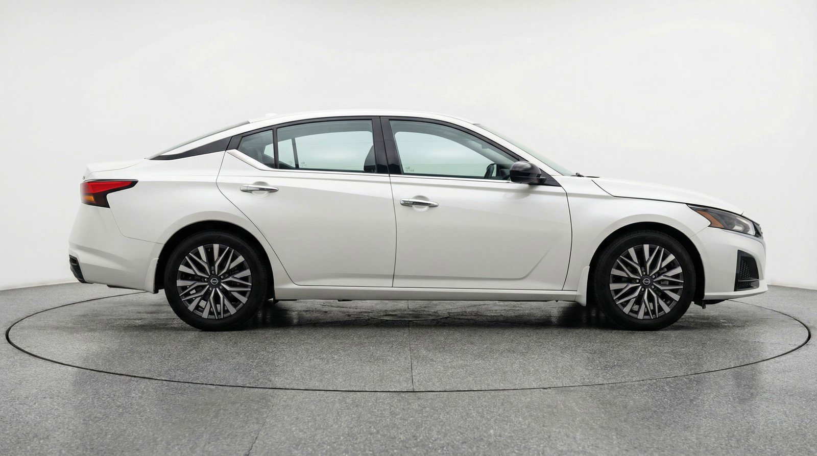 Used 2025 Nissan Altima 2.5 SV FWD image 11
