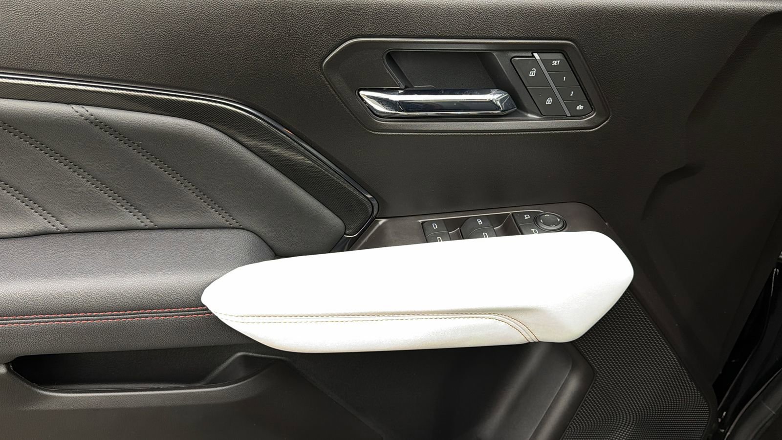 Used 2025 GMC Canyon AT4 w/ AT4X Package image 29