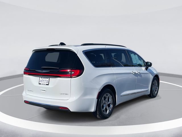 Used 2023 Chrysler Pacifica Limited FWD image 4
