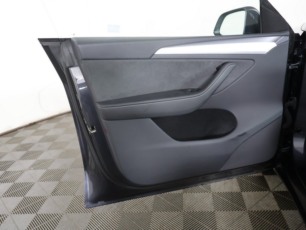 Used 2024 Tesla Model Y Long Range AWD/4WD image 27
