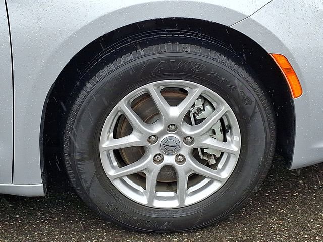 Used 2024 Chrysler Pacifica Touring-L image 29
