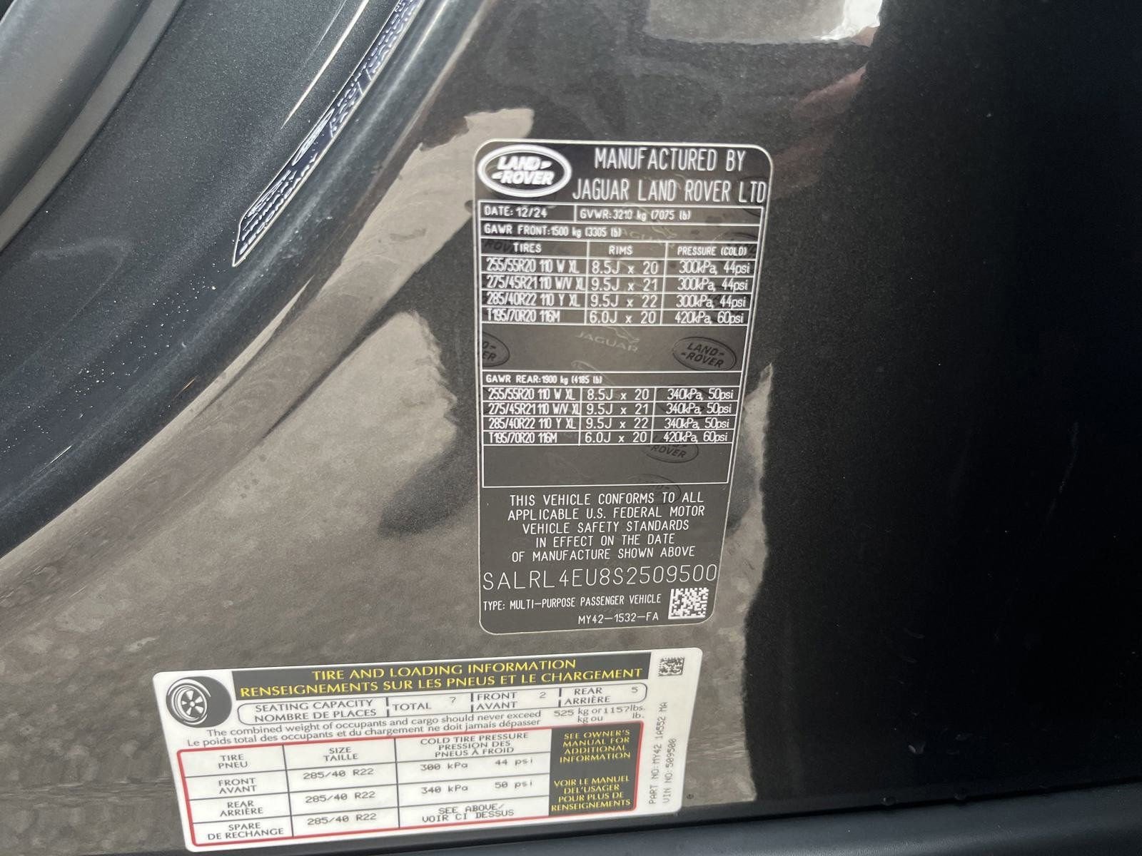 Used 2025 Land Rover Discovery Dynamic SE AWD/4WD image 17