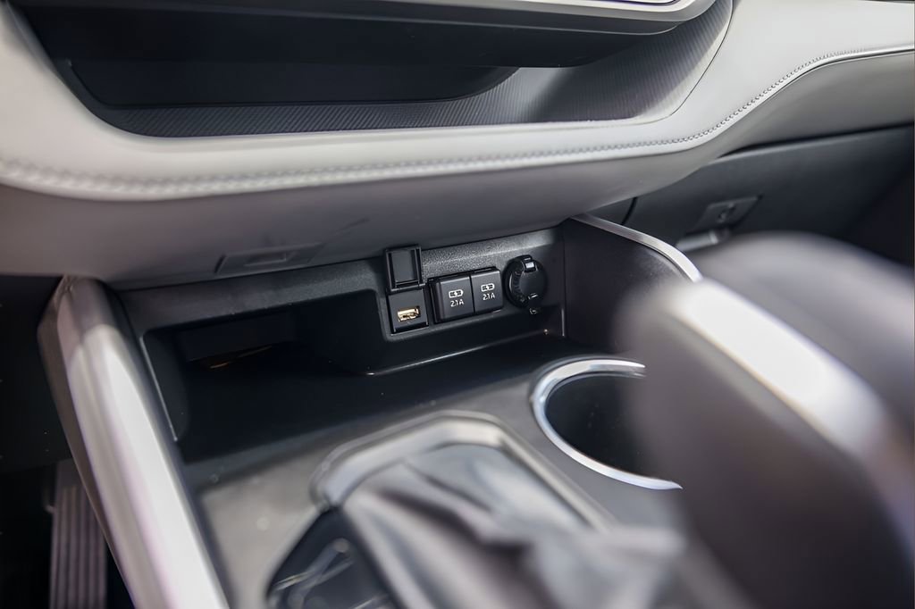 Used 2020 Toyota Highlander XLE AWD/4WD image 19