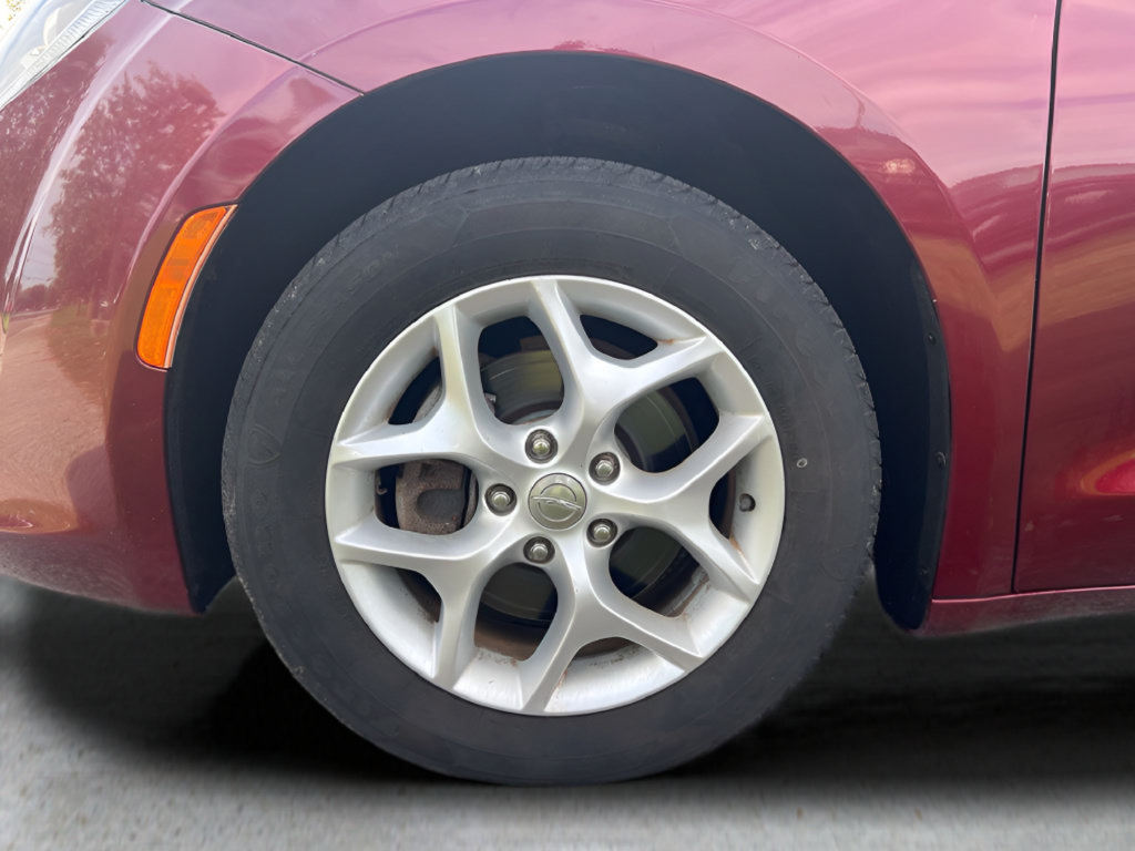 Used 2018 Chrysler Pacifica Touring Plus w/ Tire & Wheel Group FWD image 33