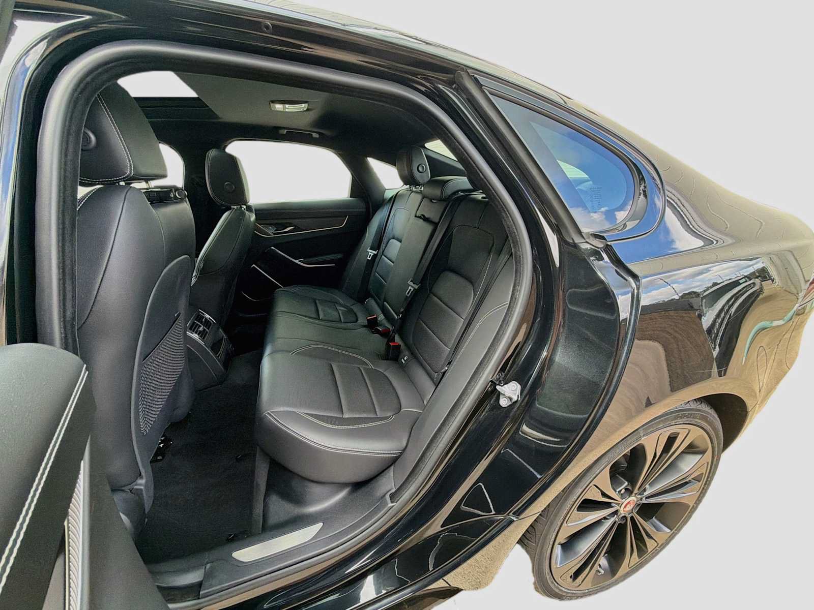 Certified 2023 Jaguar XF R-Dynamic SE AWD/4WD image 16