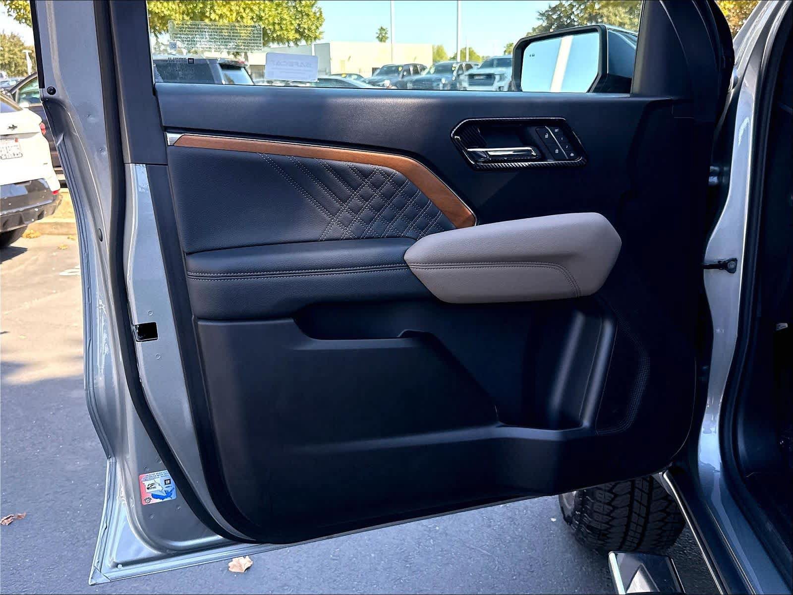 Used 2025 GMC Canyon Denali AWD/4WD image 20