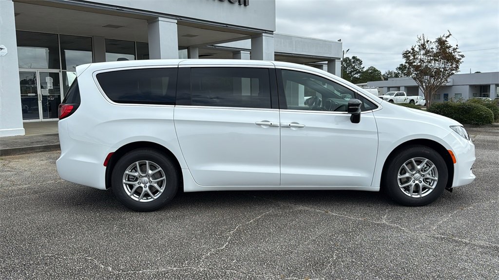 New 2026 Chrysler Voyager LX image 9