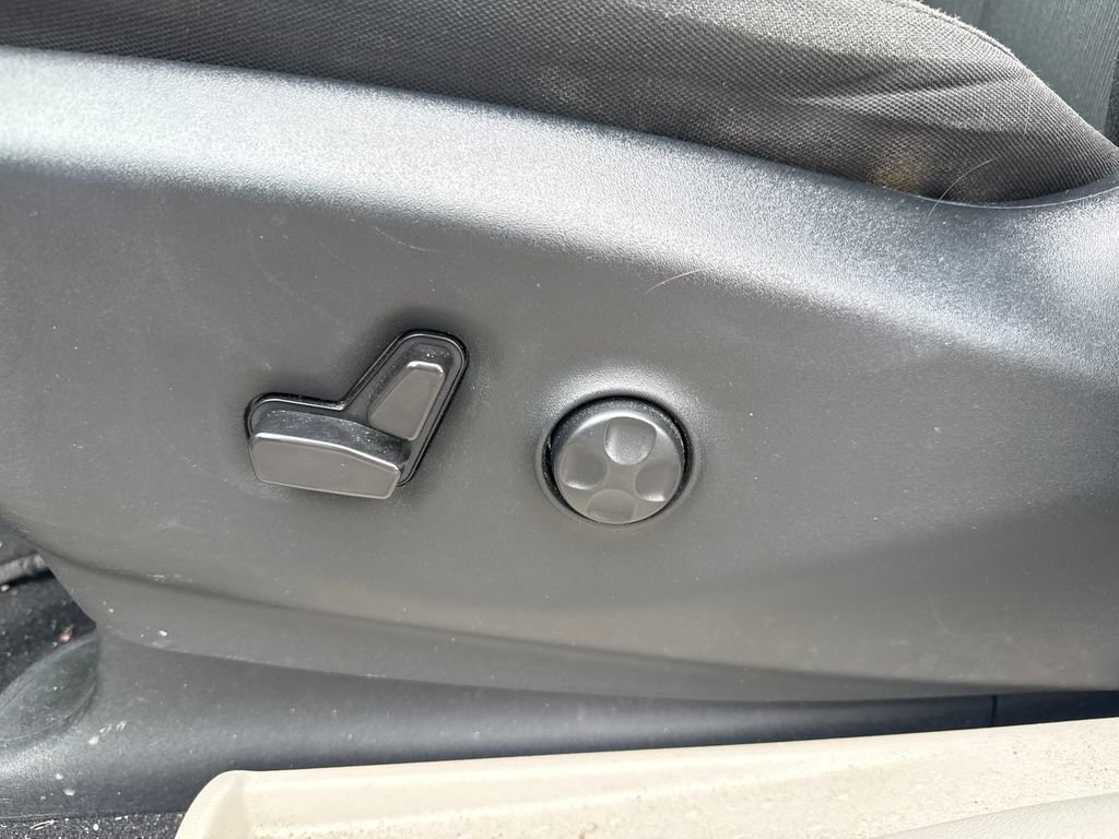Used 2023 Chrysler Voyager LX FWD image 6