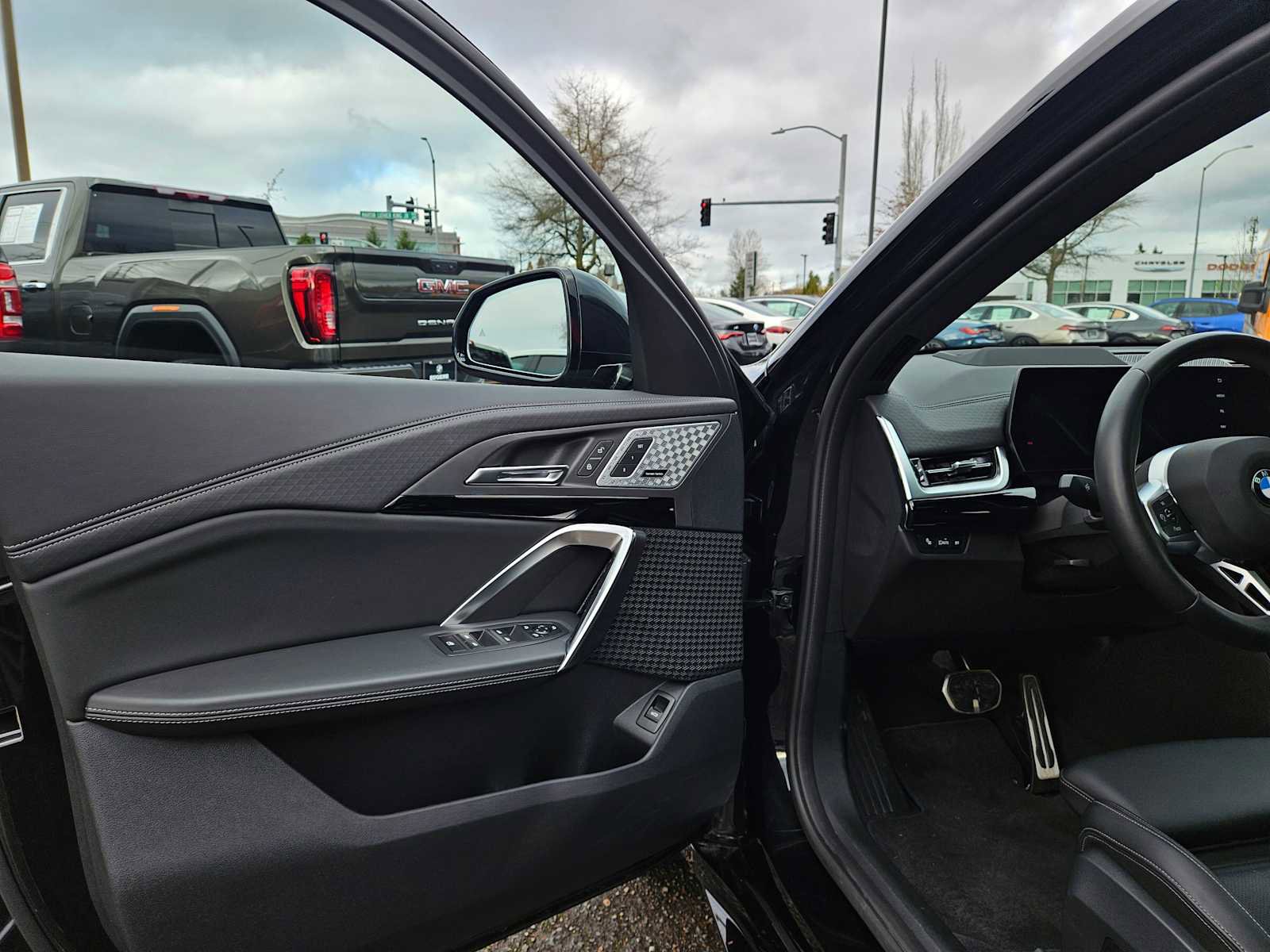 Used 2025 BMW X2 xDrive28i w/ Premium Package image 23