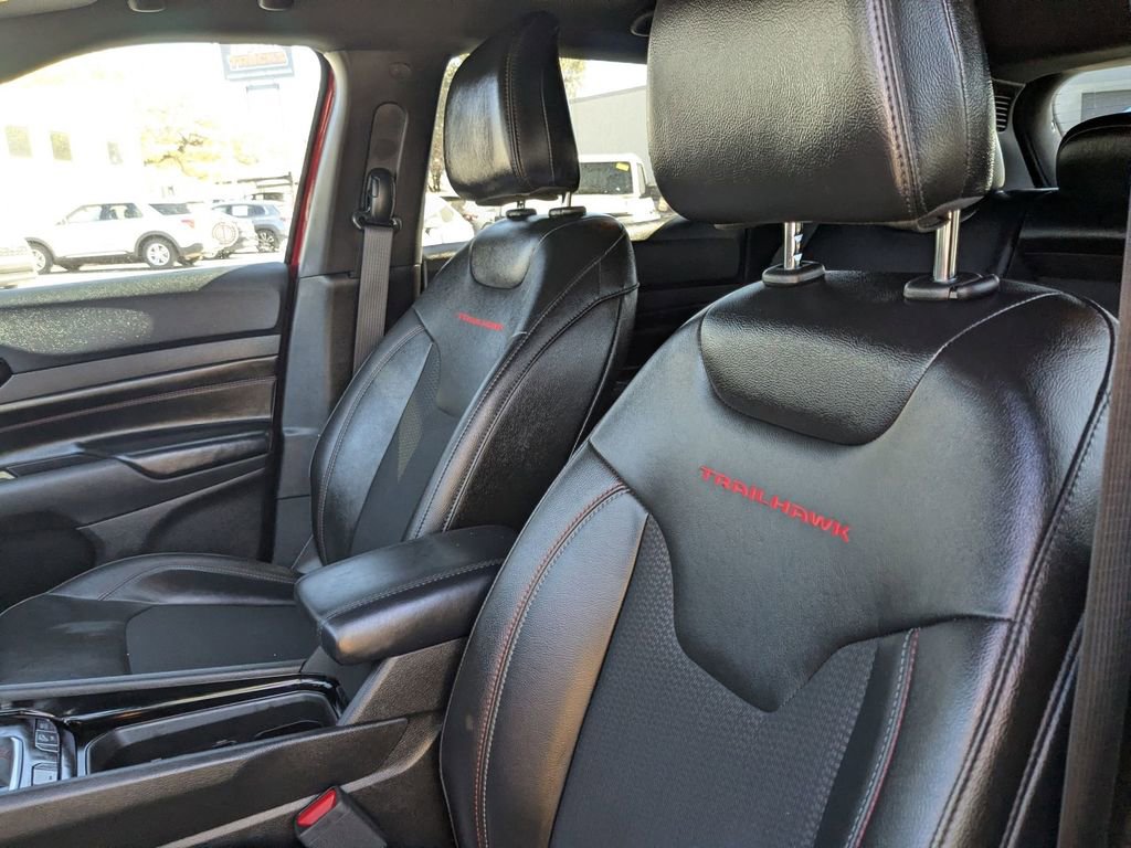 Used 2025 Jeep Compass Trailhawk image 13
