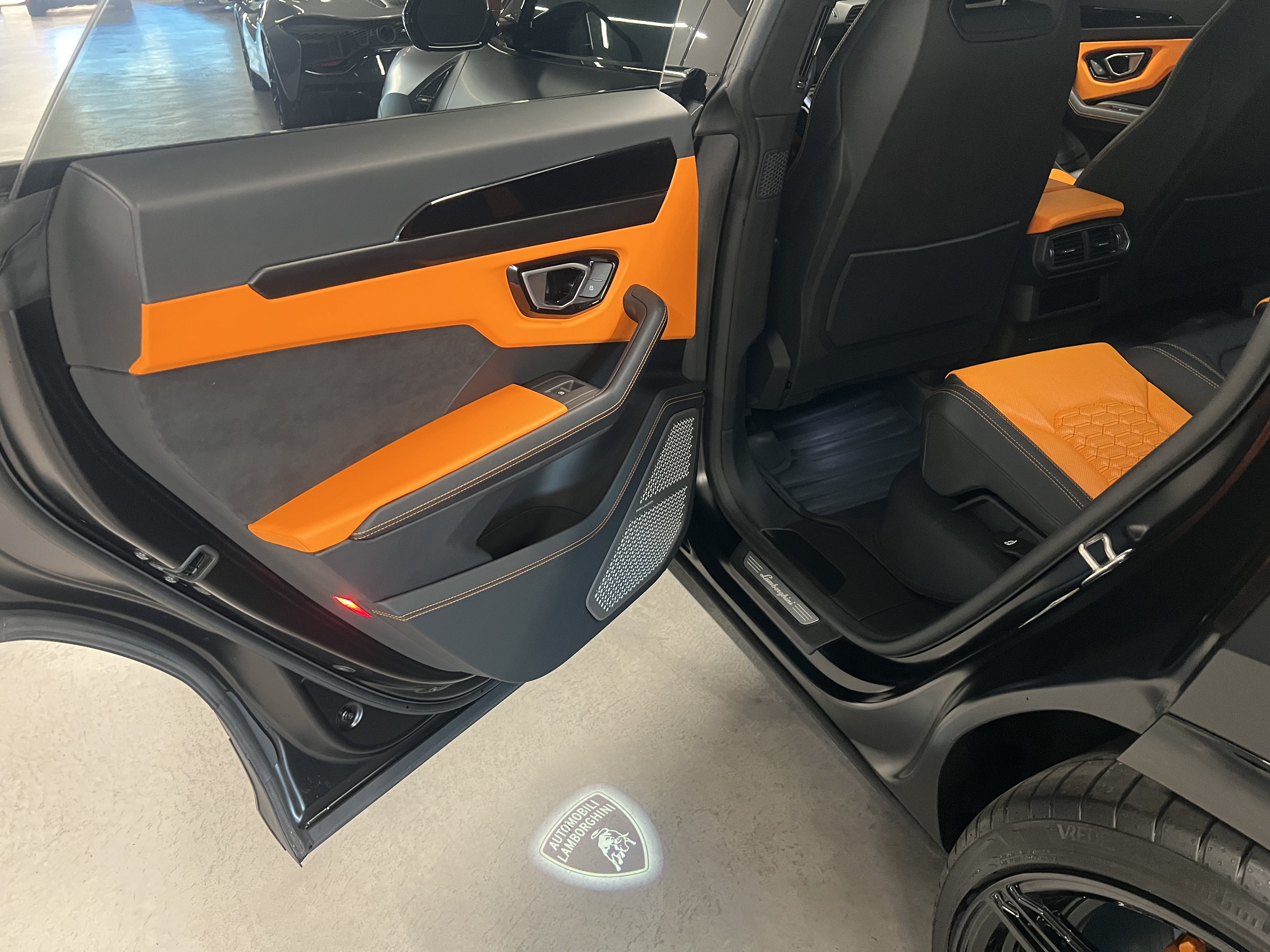 Used 2021 Lamborghini Urus AWD/4WD image 17