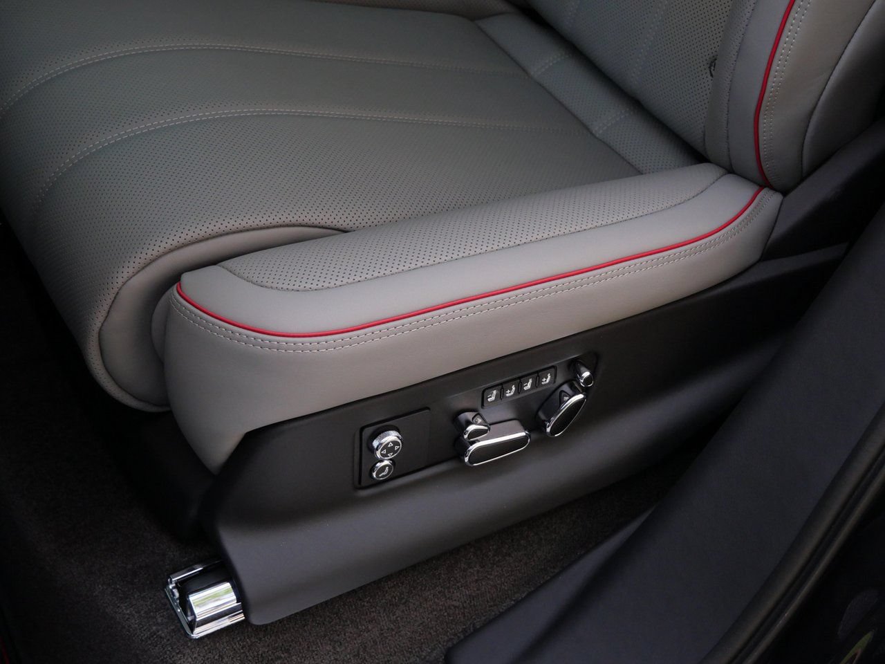 Used 2025 Bentley Bentayga Extended Wheelbase AWD/4WD image 24