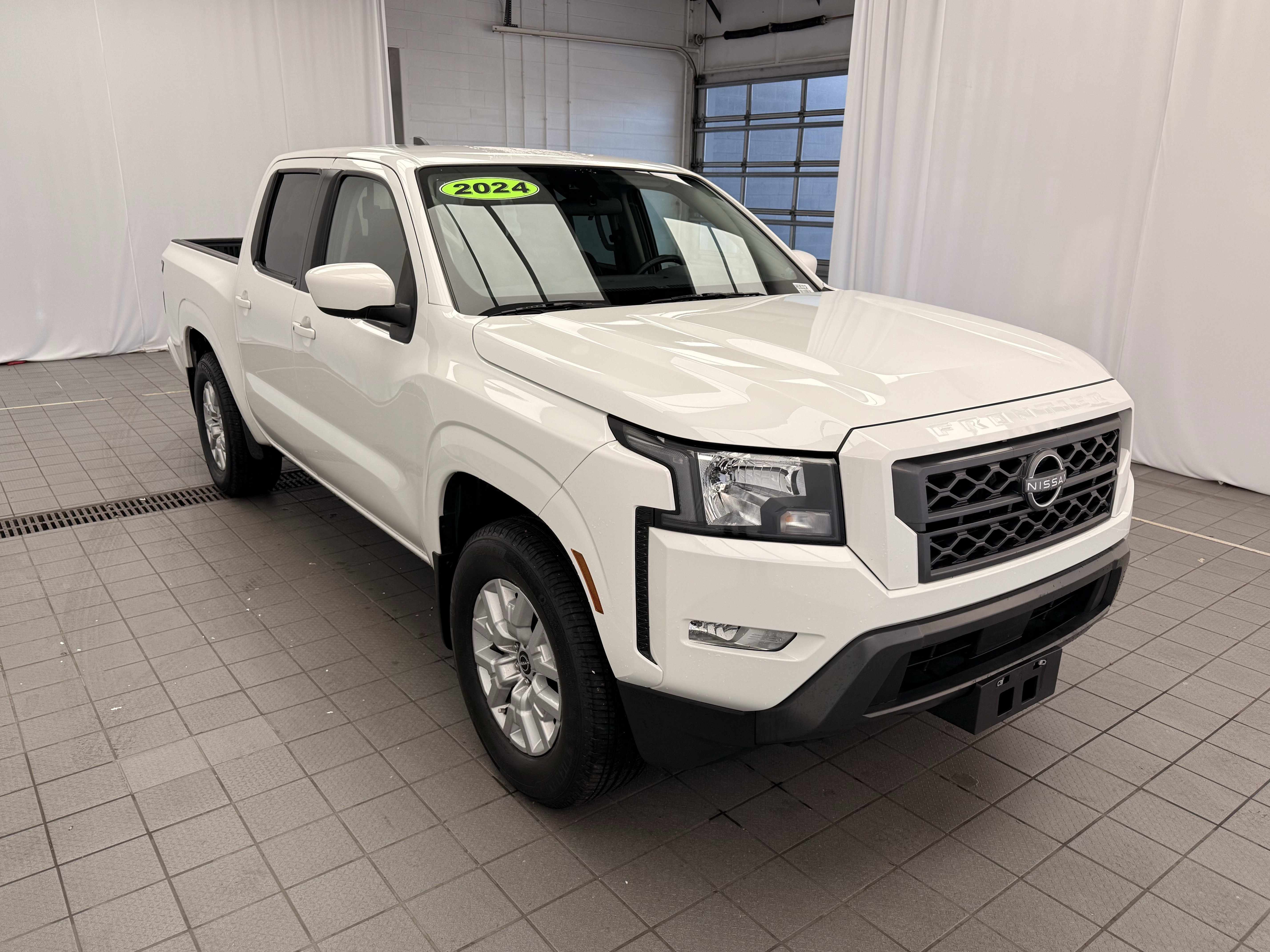 Used 2024 Nissan Frontier SV w/ SV Convenience Package image 3