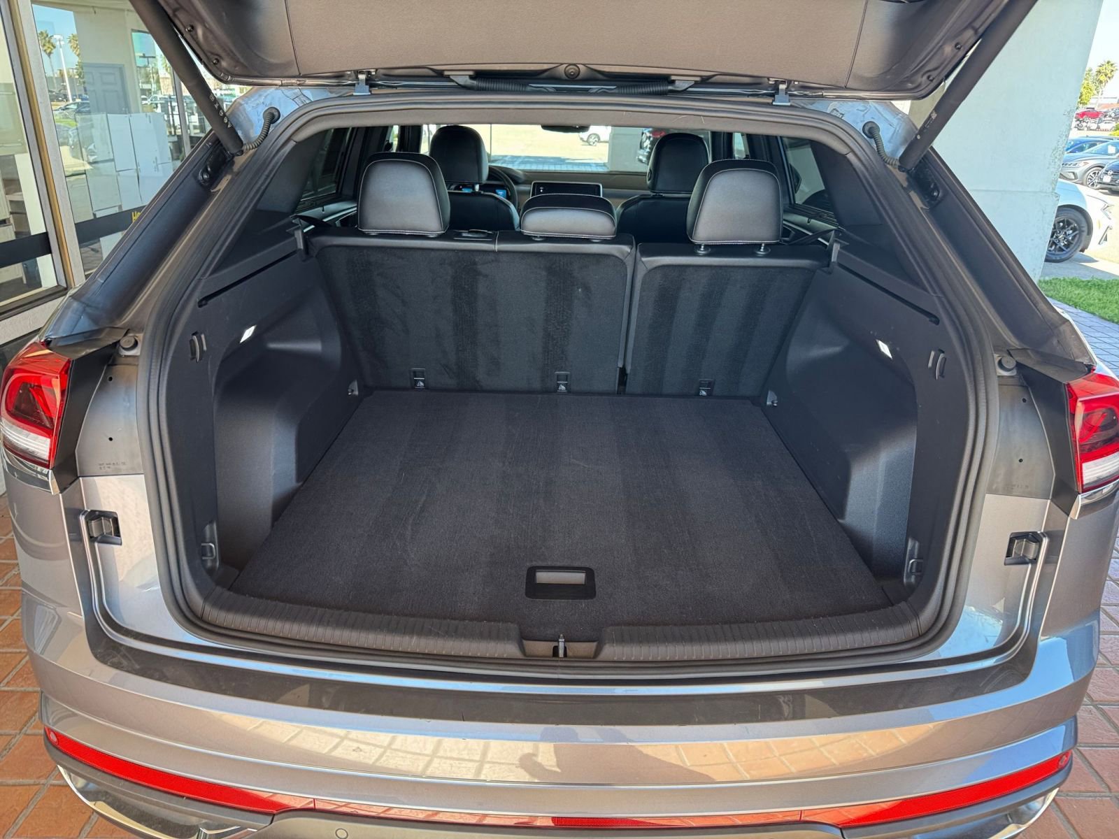 Used 2025 Volkswagen Atlas Cross Sport SE image 33