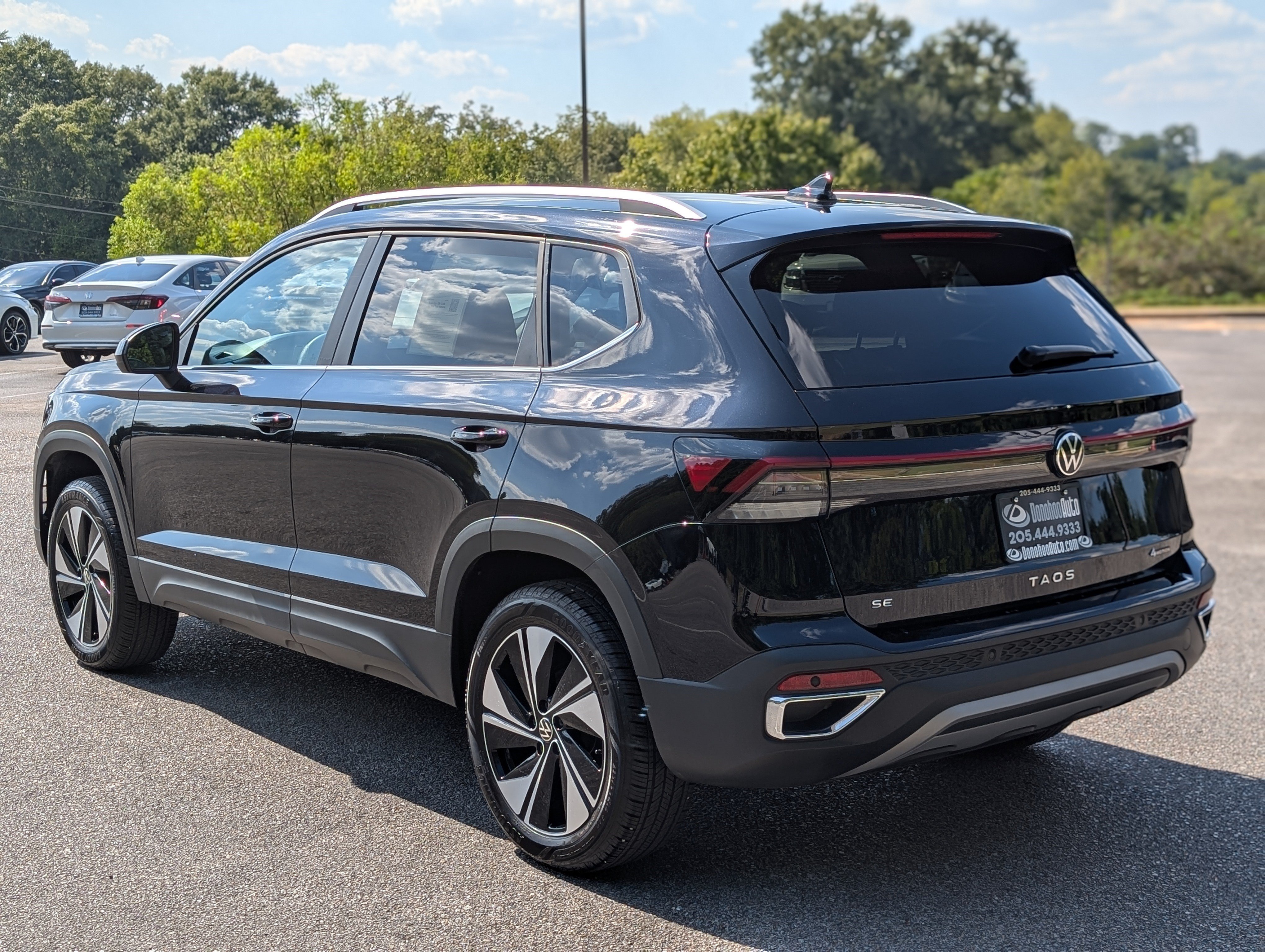Used 2025 Volkswagen Taos SE AWD/4WD image 7