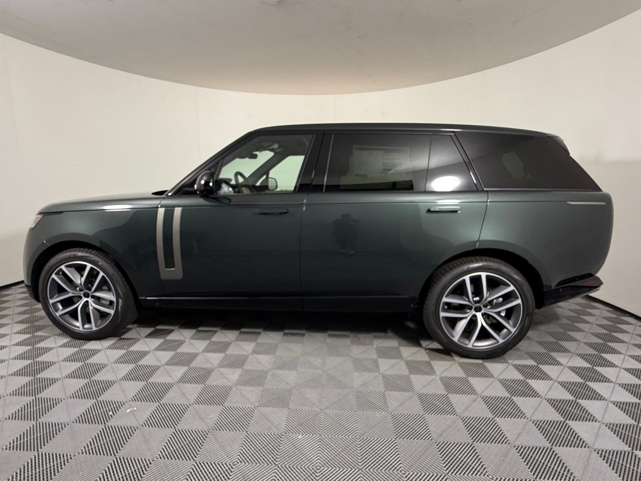 New 2026 Land Rover Range Rover Long Wheelbase SE AWD/4WD image 2