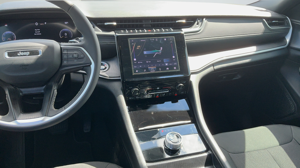 Used 2025 Jeep Grand Cherokee Laredo X RWD image 7