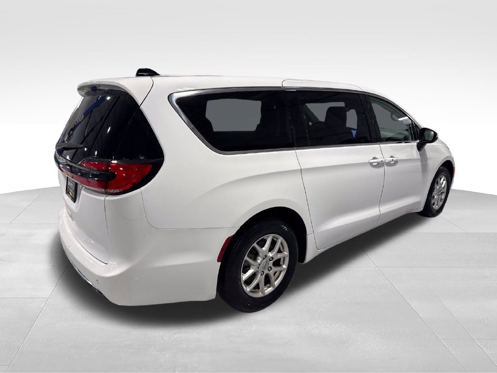 Used 2023 Chrysler Pacifica Touring-L FWD image 51